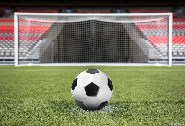 足球爱好者日常观赛场景